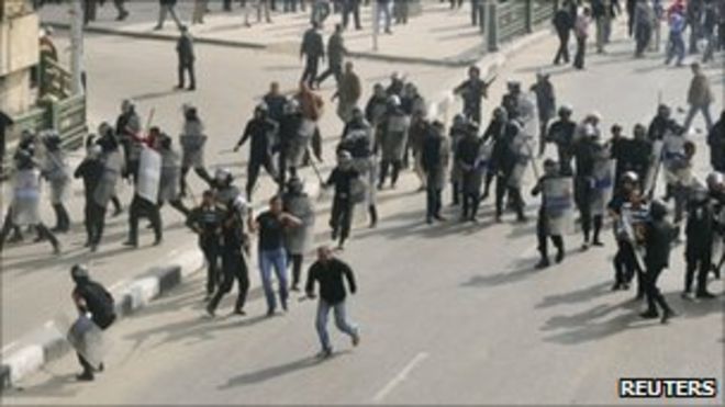 Столкновение демонстрантов с ОМОНом в Каире. Фото: 28 января 2011 г.