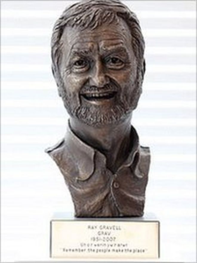 Бронзовая скульптура покойного Рэя Гравелла