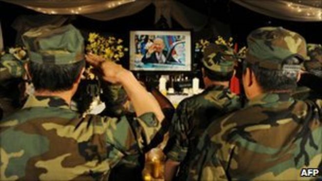 Ветераны хмонг приветствуют портрет генерала Ванг Пао на его похоронах во Фреско, Калифорния (4 февраля 2011 г.)