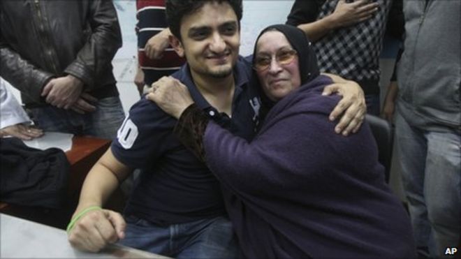 Ваэль Гоним обнимает мать погибшего бизнесмена Халеда Саида на площади Тахрир, 8 февраля