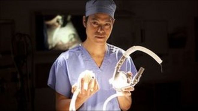 Доктор Кевин Фонг с искусственным сердцем
