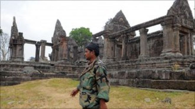 Камбоджийский солдат проходит мимо храма Preah Vihear