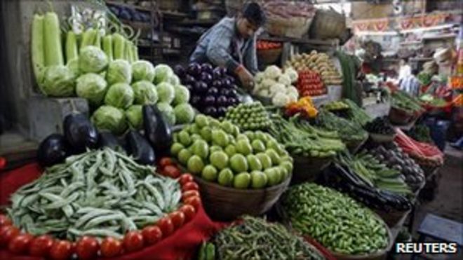 Продавец, продающий овощи в Индии