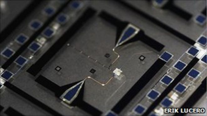 Квантовый бит и резонатор на чипе (E Lucero)