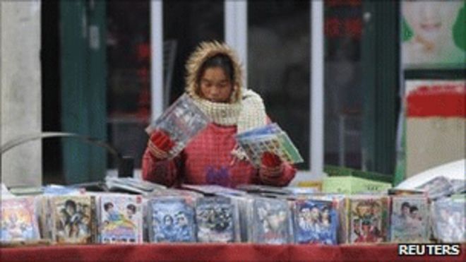 Продавец продает пиратские DVD в Китае