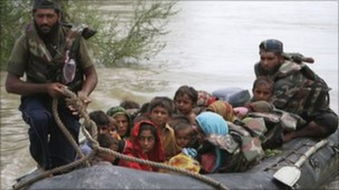 Сельские жители были эвакуированы во время наводнения в Пакистане