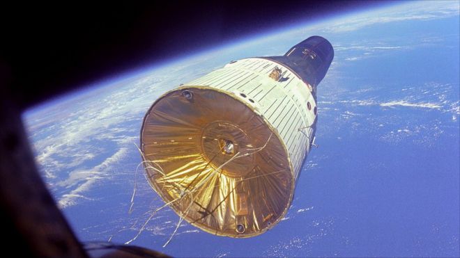 30 சென்டிமீட்டர் இடைவெளியில் இணைந்து பூமிக்கு திரும்பின.