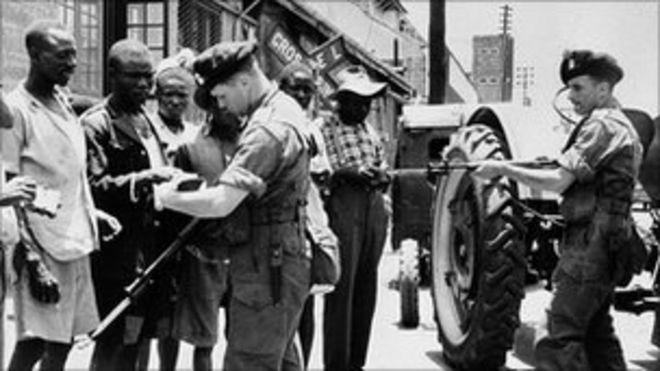 Британские солдаты проверяют документы, удостоверяющие личность подозреваемых членов Мау Мау