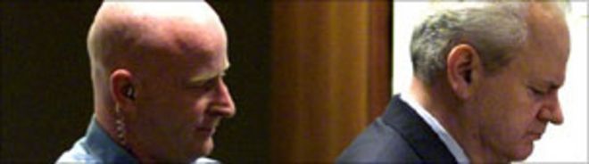 Слободан Милошевич (справа) в суде