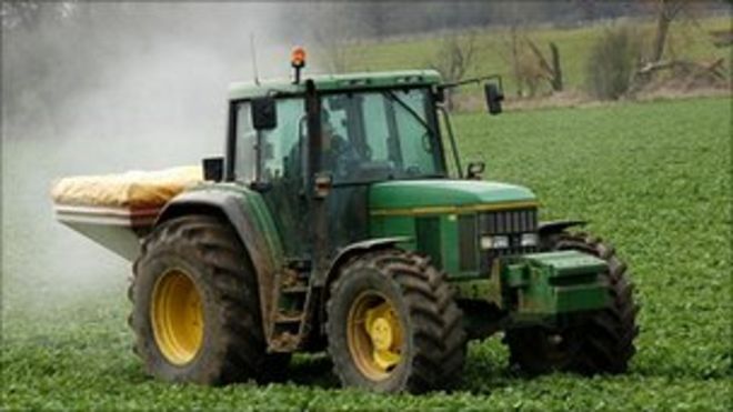 Трактор разбрасывает химическое удобрение (изображение: BBC)