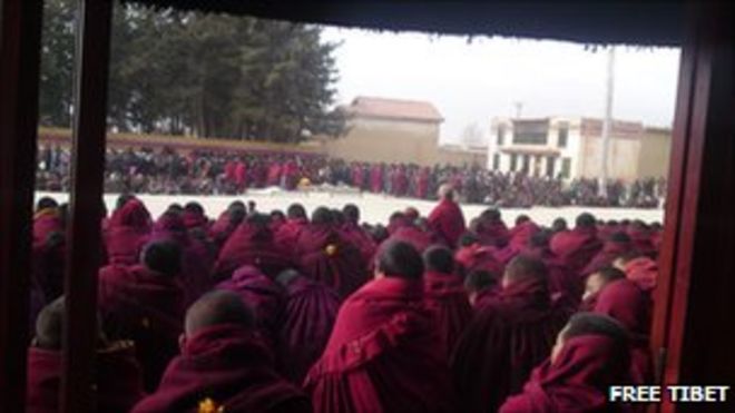 Похороны монаха, который поджег себя в монастыре Кирти 19 марта 2011 года (изображение: Свободный Тибет)