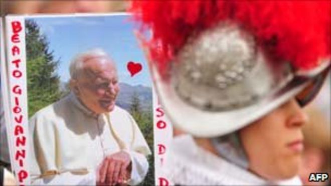 Сторонник держит фотографию Папы Иоанна Павла II перед церемонией беатификации