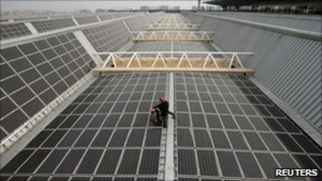 Солнечные панели на крыше южной железнодорожной станции Нанкин, Нанкин, Цзянсу