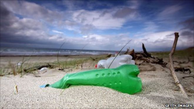 Пластиковые бутылки вымыты на пляже в Прествике, Шотландия
