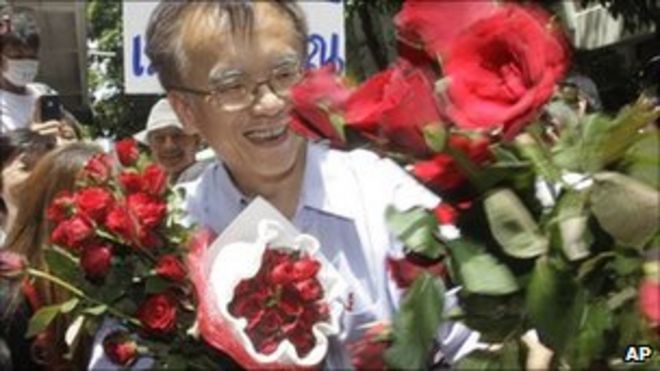 Somsak Jeamteerasaku, историк университета Thammasat, возле полицейского участка, 11 мая 2011 года