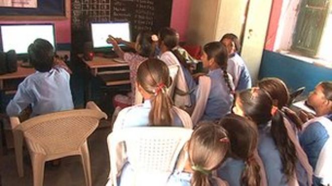 Дети в классе смотрят на компьютер
