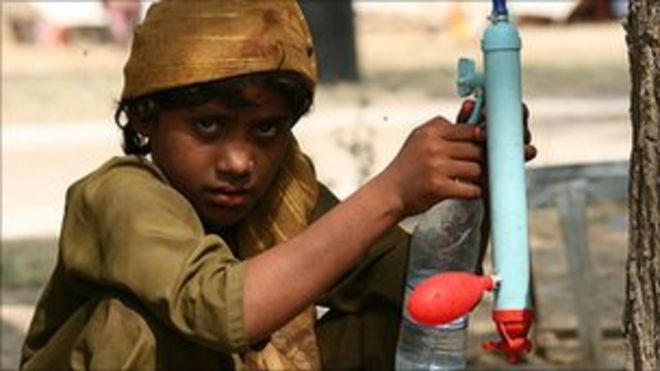 Ребенок, использующий очиститель в Пакистане