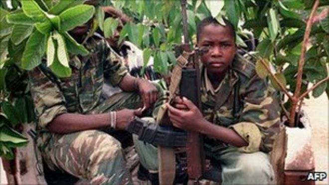Молодые правительственные милиционеры в Кигали, 1994