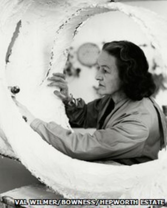Барбара Хепворт за работой над штукатуркой для овальной формы (Trezion), 1963, фотография: Вэл Уилмер, Боунесс, Hepworth Estate