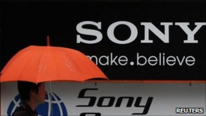 Человек проходит мимо логотипа Sony