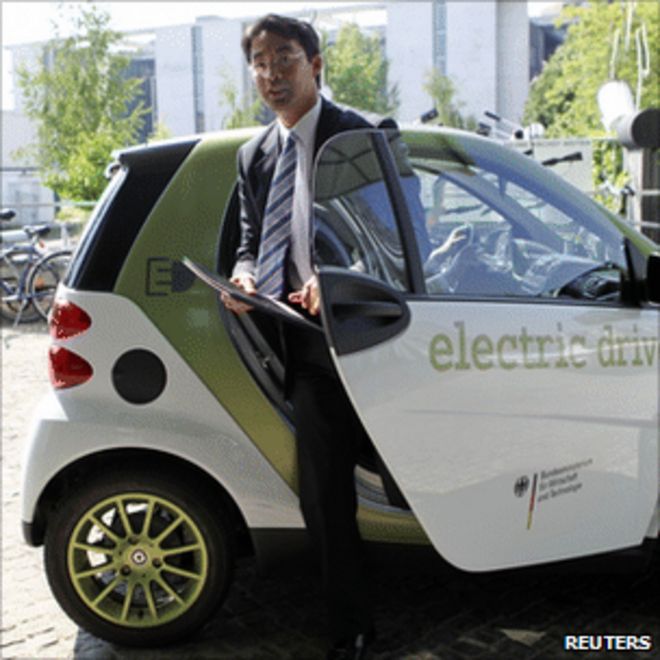 Министр экономики Германии Филипп Рослер с электромобилем