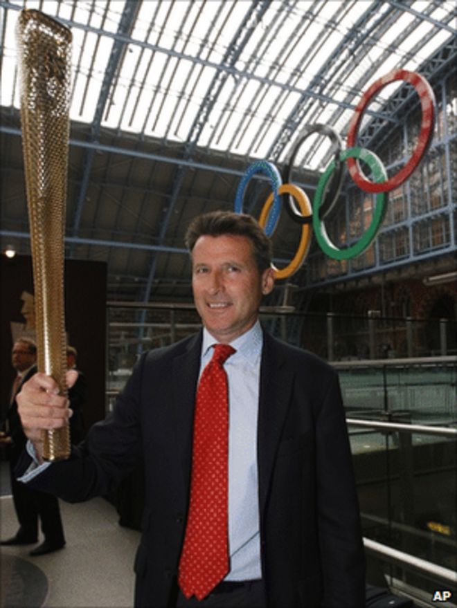 Лорд Коу с олимпийским факелом