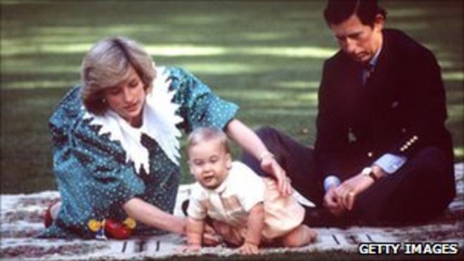 Диана - в платье Дональда Кэмпбелла - с Чарльзом и ребенком Уильямом в Новой Зеландии
