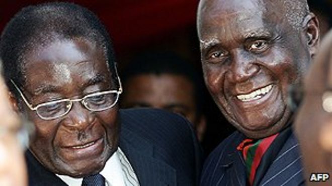 Бывший президент Замбии Банда (справа)