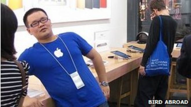 Персонал в фальшивом Apple Store