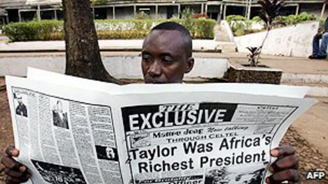 Читатель газеты в Сьерра-Леоне