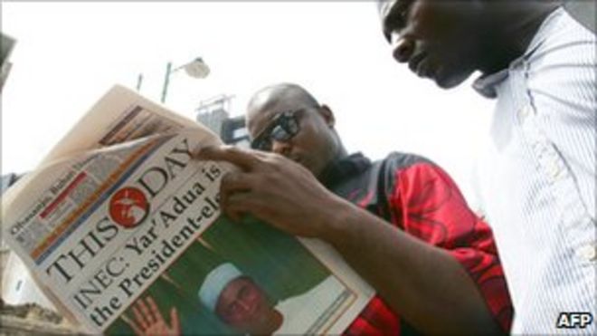 Нигерийцы читают газету