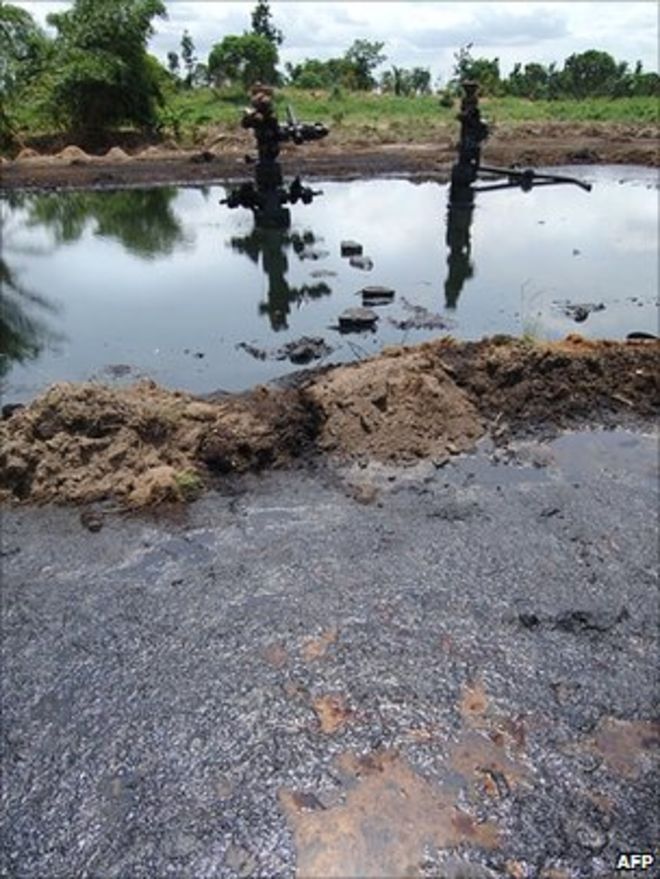 Заброшенная нефтяная скважина в Огониланде, Нигерия