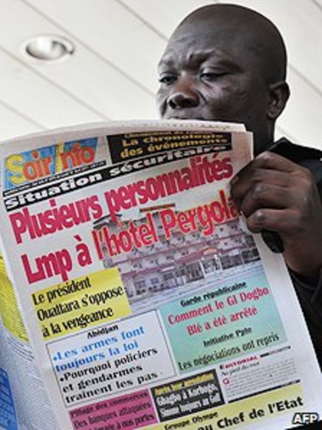 Читатель газеты в Кот-д'Ивуаре