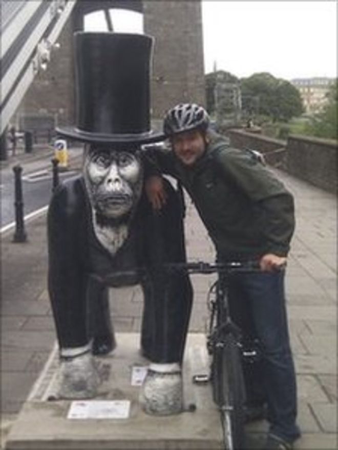 Тони Хэнси с гориллой