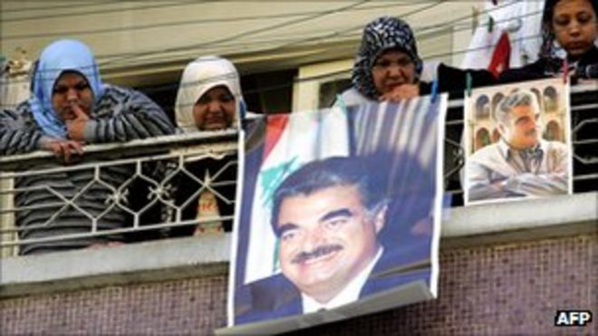 Ливанские женщины за плакатами бывшего премьер-министра Рафика Харири