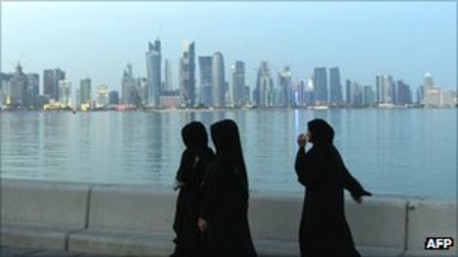 Катарские женщины перед горизонтом Дохи