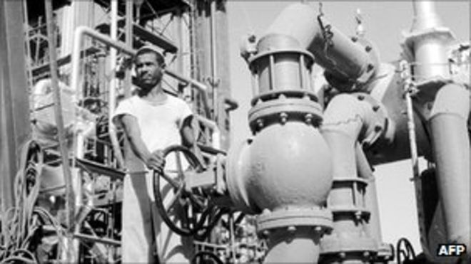 Рабочий на саудовском нефтеперерабатывающем заводе в 1956 году