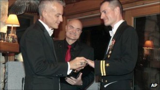 Военно-морской флот лейтенант Гэри Росс (справа) и Дэн Суизи обмениваются свадебными клятвами 20 сентября 2011 года в Вермонте
