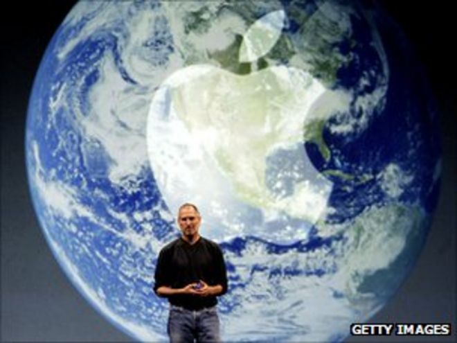 Стив Джобс с изображением земного шара