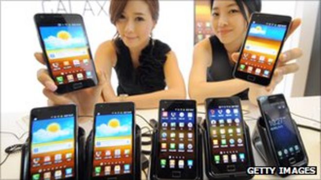 Модели, показывающие телефоны Samsung Galaxy