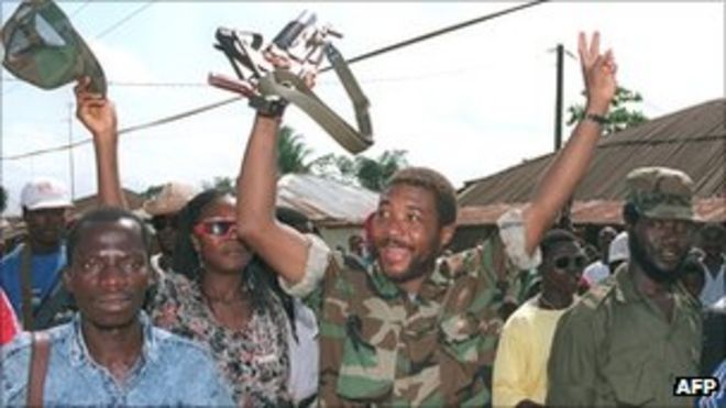 Чарльз Тейлор празднует своими силами после победы над правительственными войсками президента Самуэля Доу в Монровии в 1990 году