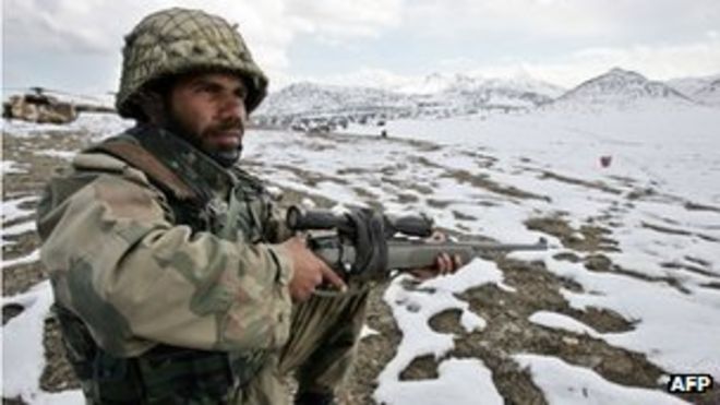 Солдаты пакистанской армии занимают позицию в заснеженном горном районе Альвара Мандей в Северном Вазиристане вдоль пакистано-афганской границы, 17 февраля 2007 года.