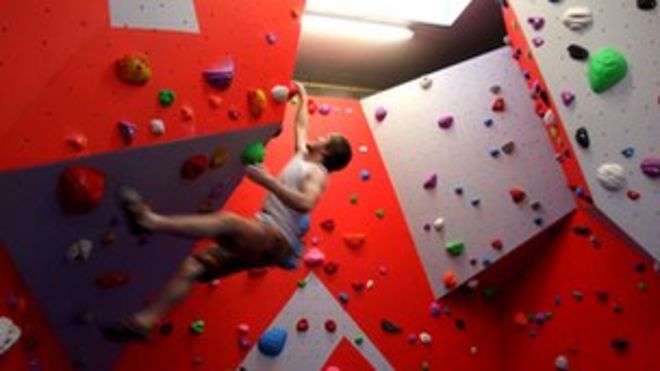 Стена боулдеринга у бассейна Харлех. Картина: Dream Climbing Walls