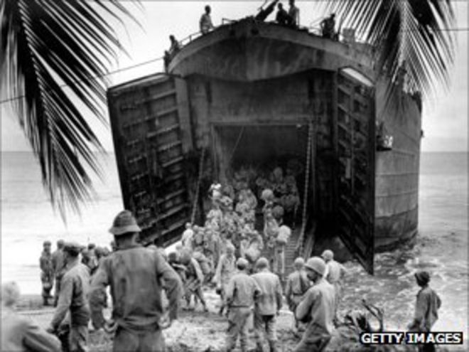 Американские войска высадятся на лодке на Маршалловы острова