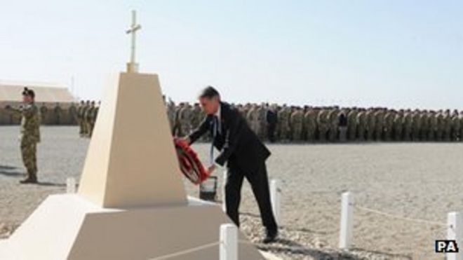 Министр обороны Филипп Хаммонд возложил венок на британской базе в лагере Бастион в Афганистане