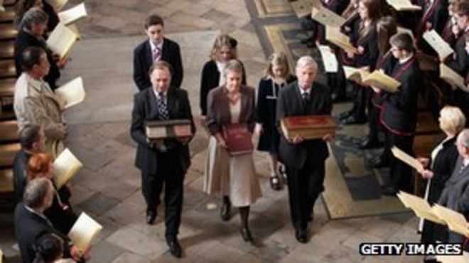 Древние копии Библии короля Джеймса несут во время процессии в Вестминстерском аббатстве