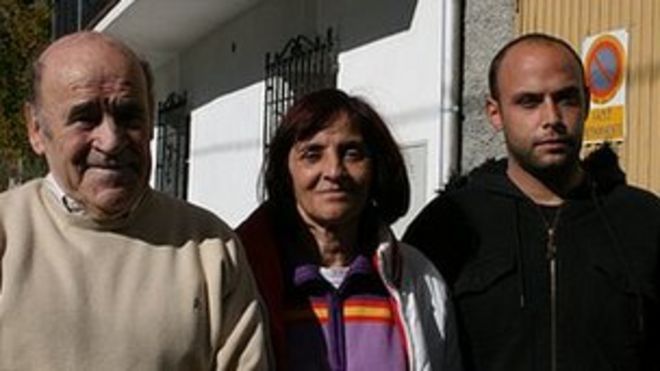 Семья Солеров - Вики Солер (С), ее отец Виктор (слева), ее сын Рикардо