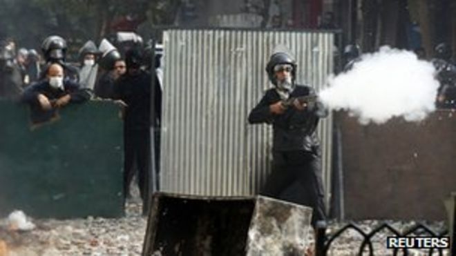 ОМОН стреляет из ружья по протестующим во время столкновений на площади Таира