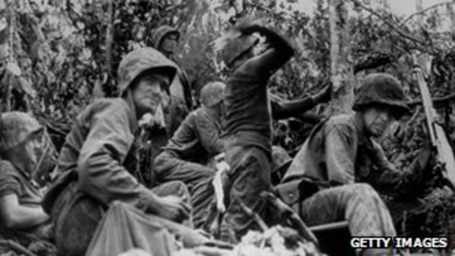 Корпус морской пехоты США атакует позиции японских джунглей в Пелелиу, Палау