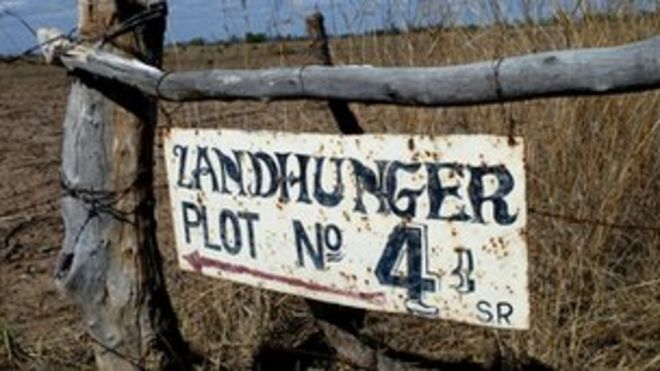 Вывеска с надписью «Участок Landhunger № 4» на рудиментарных воротах